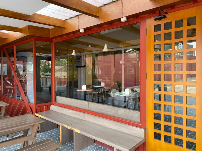 Area duduk Kalm Coffee di lokasi Rivago Sport Center